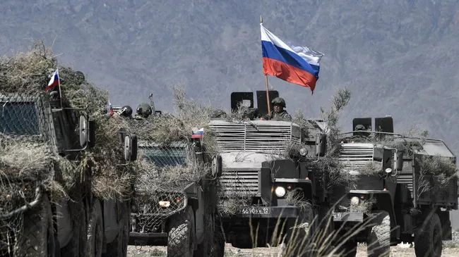 Колонна российской военной техники на  военных учениях 