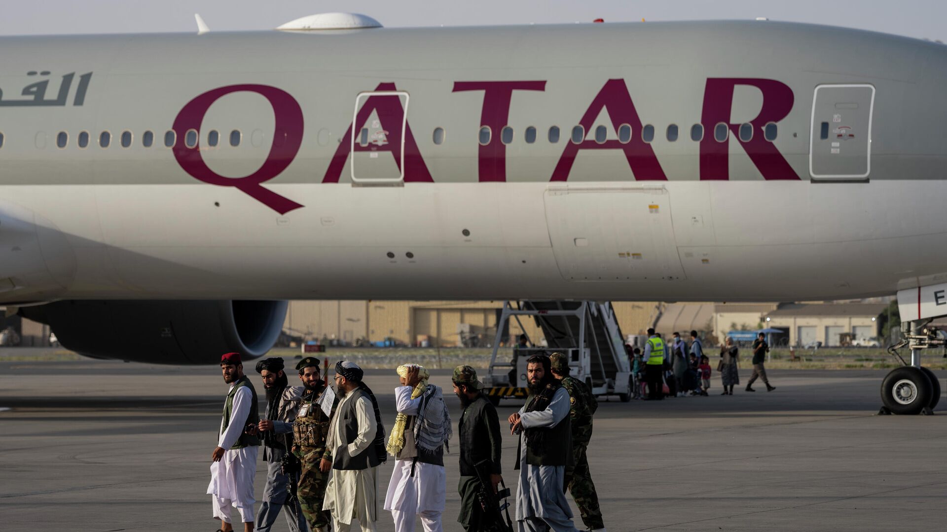 Бойцы Талибана* у самолета авиакомпании Qatar Airways в аэропорту Кабула - РИА Новости, 1920, 09.09.2021