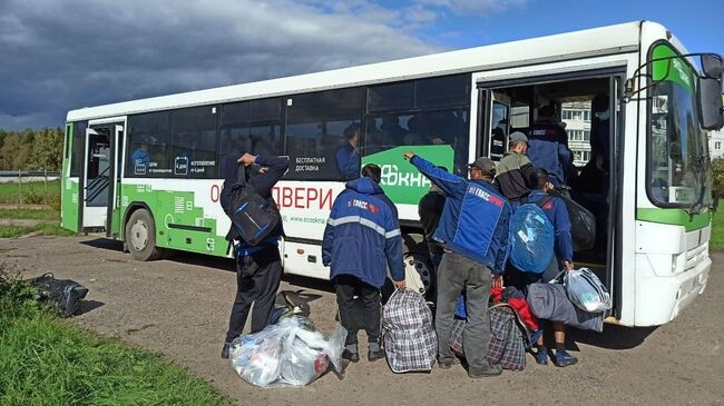 Мигранты покидают общежитие в селе Бужаниново