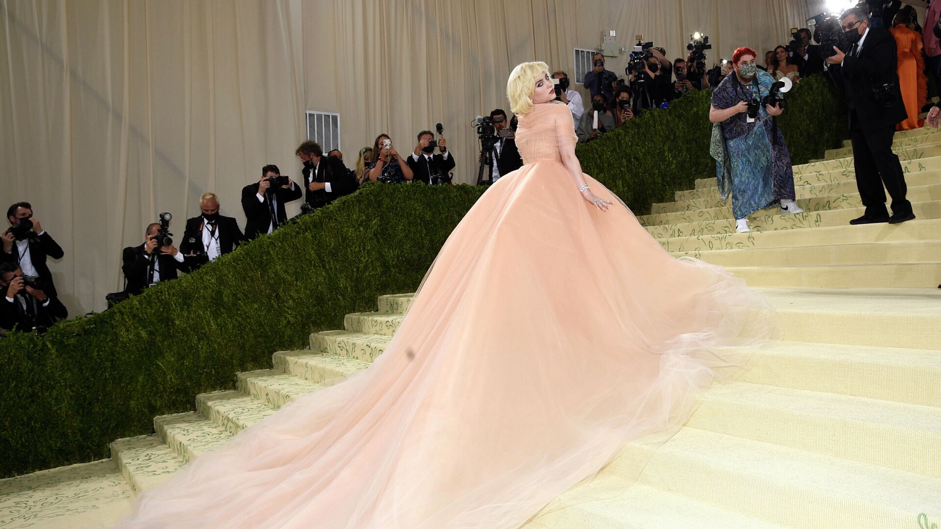 Билли Айлиш на балу Института костюма Met Gala в Нью-Йорке - РИА Новости, 1920, 24.12.2021