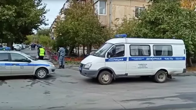 Сотрудники полиции на месте убийства трех девушек в городе Гай Оренбургской области. Кадр видео