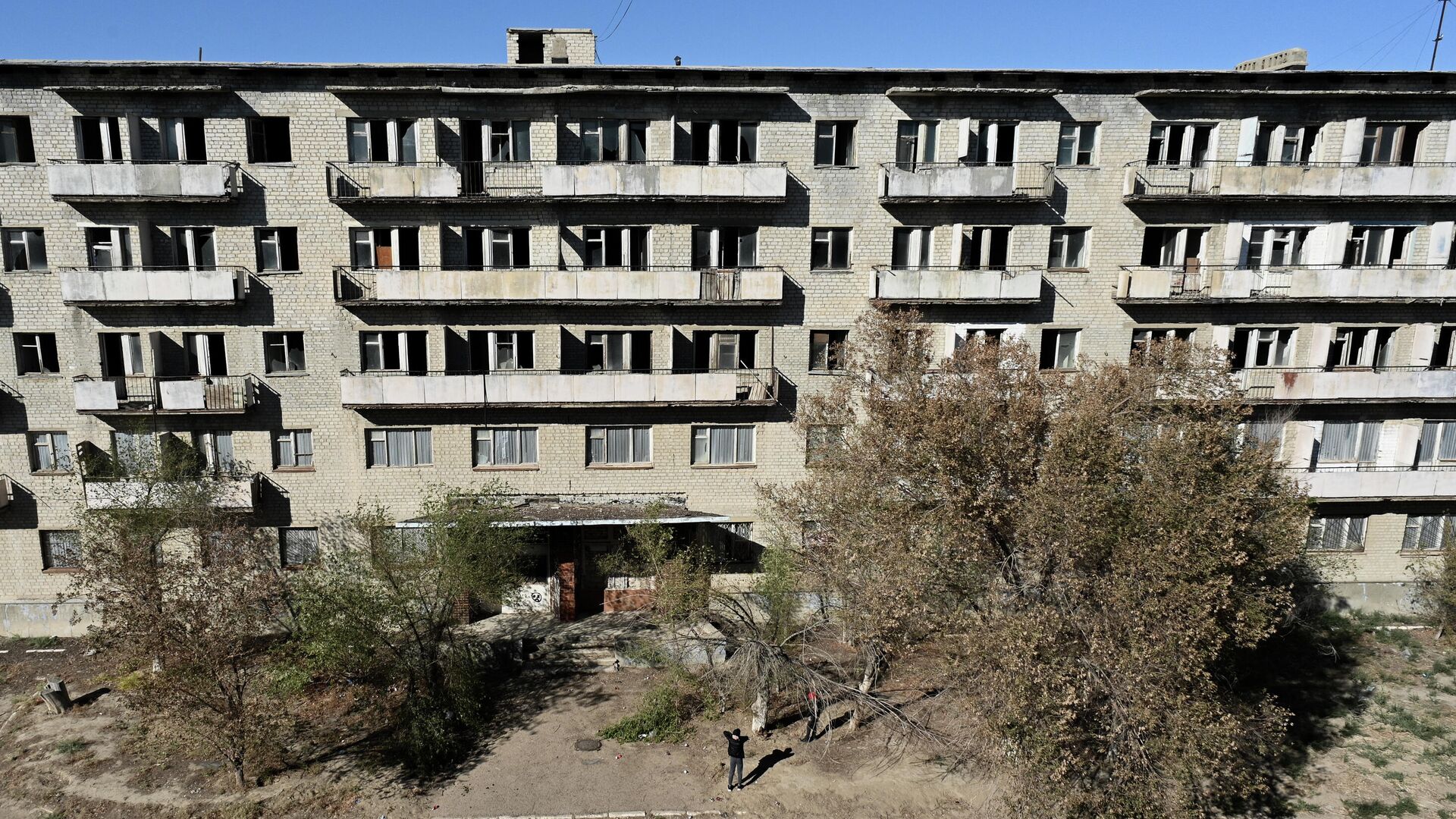 Заброшенный нежилой дом в городе Байконур - РИА Новости, 1920, 19.01.2022