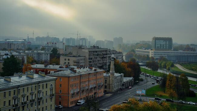 Вид на реку Охта и пожарную каланчу в Санкт-Петербурге