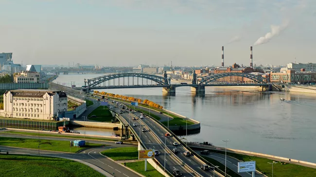 Вид на Охтинский мыс, Малоохтинскую набережную и Большеохтинский мост в Санкт-Петербурге