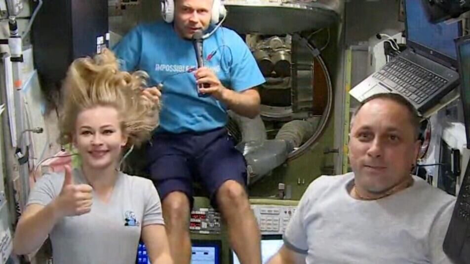 Актриса Юлия Пересильд, режиссер Клим Шипенко и космонавт Антон Шкаплеров на Международной космической станции - РИА Новости, 1920, 09.10.2021
