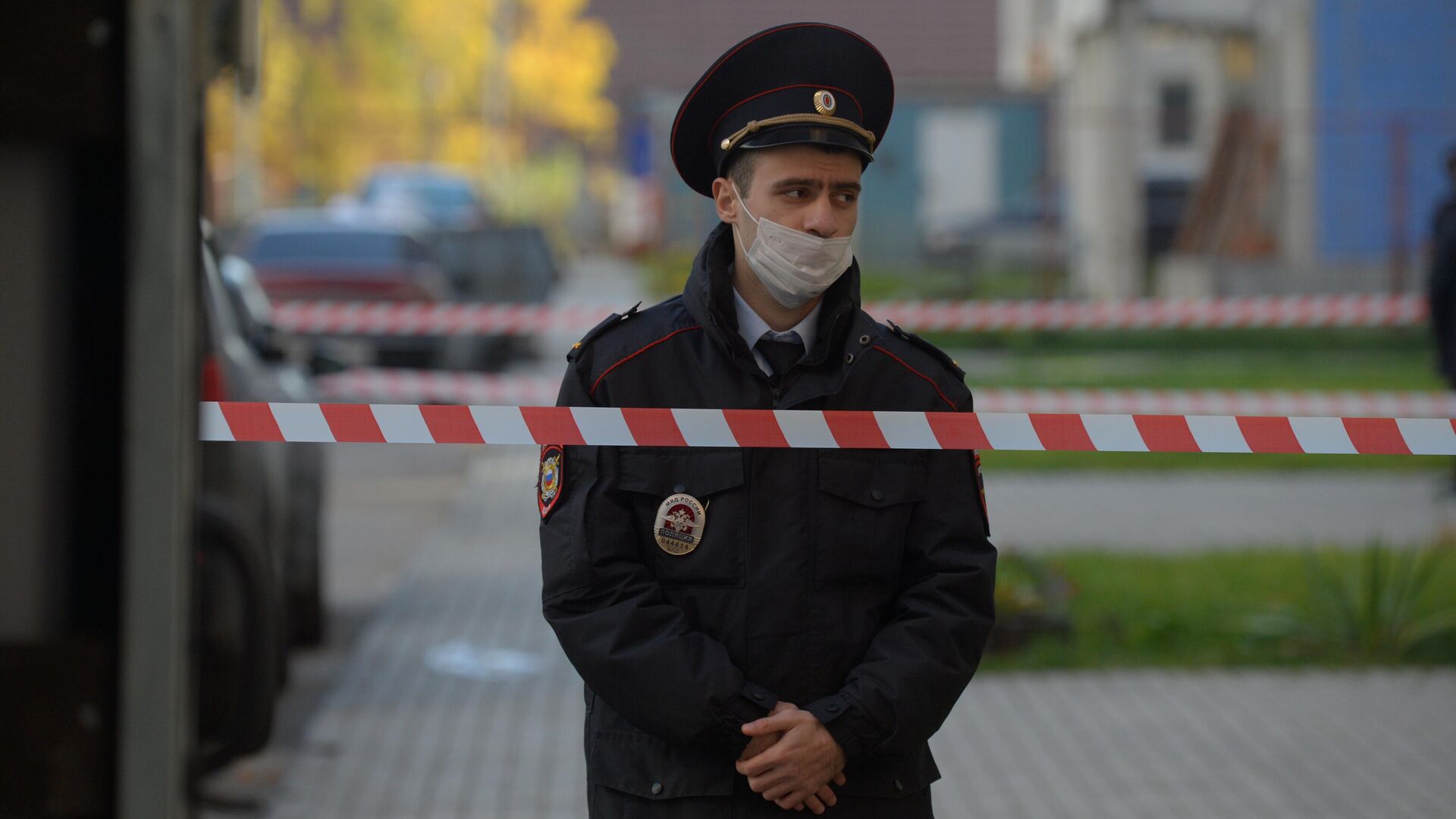 Сотрудник полиции у жилого дома на улице Левобережной в Москве, где были обнаружены тела женщины и двух детей - РИА Новости, 1920, 11.10.2021