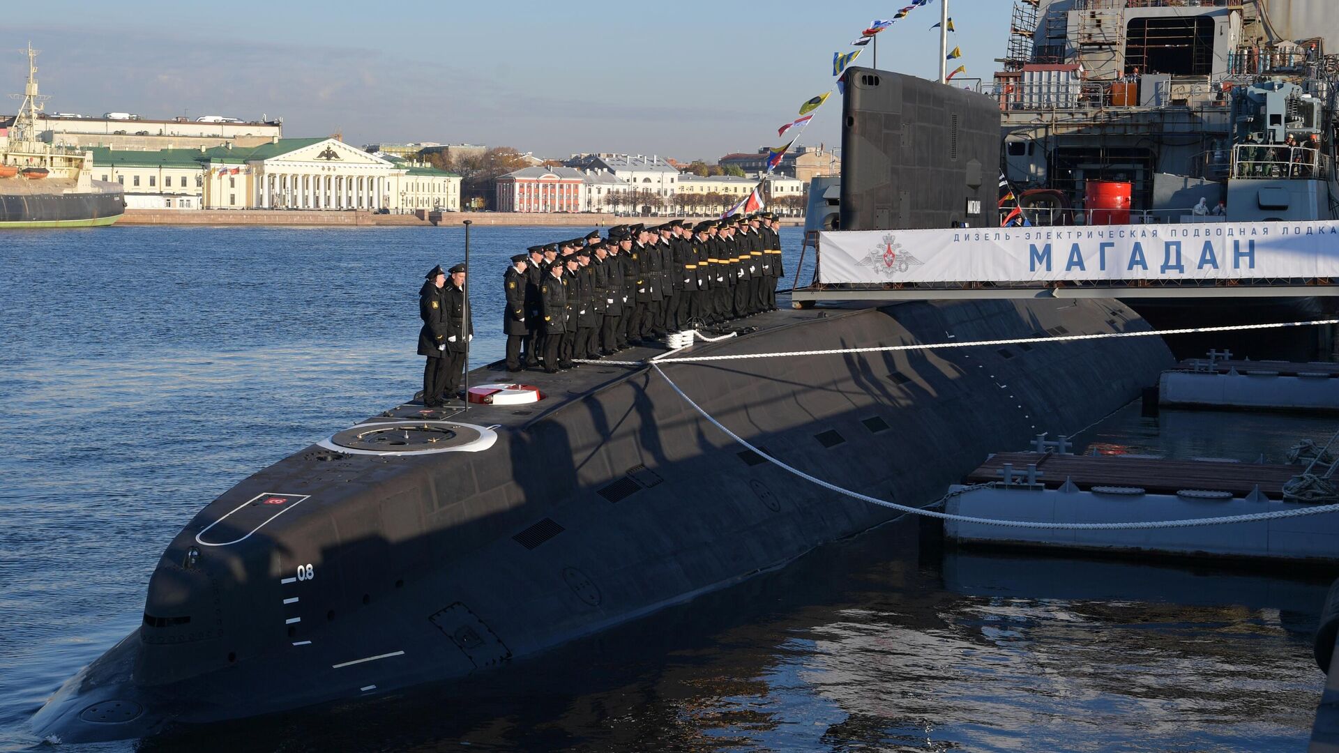 Торжественная церемония подъема Андреевского флага на дизель-электрической подводной лодке проекта 636.3 Магадан - РИА Новости, 1920, 12.10.2021