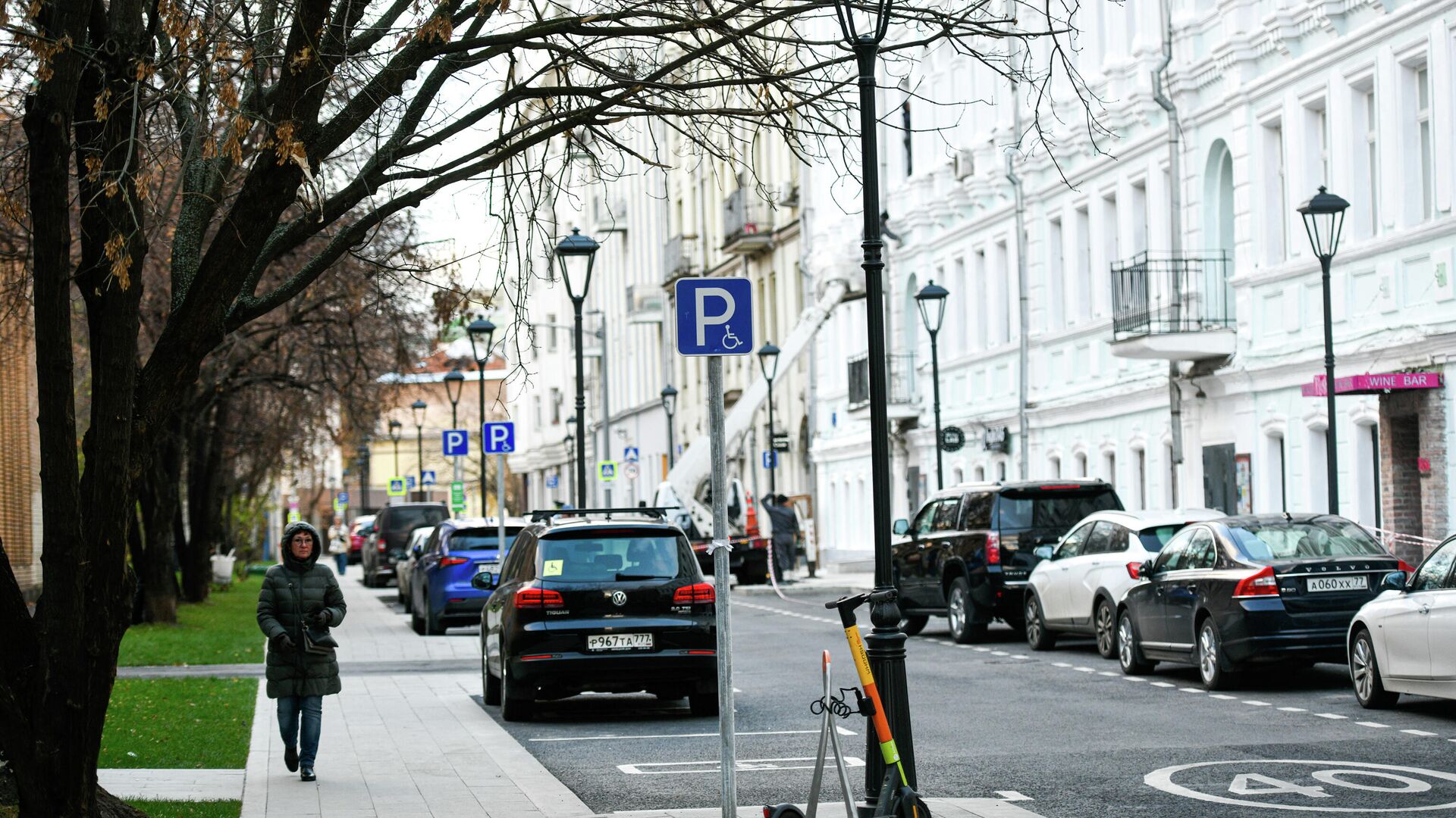 В Даевом переулке заменили асфальт, установили фонари, появились места для парковки самокатов - РИА Новости, 1920, 04.11.2021