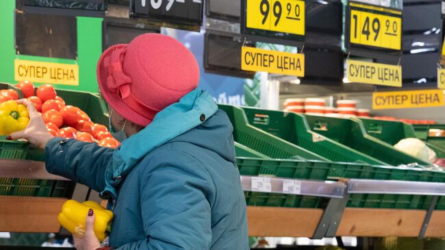 Женщина в одном из магазинов Перекресток в Москве