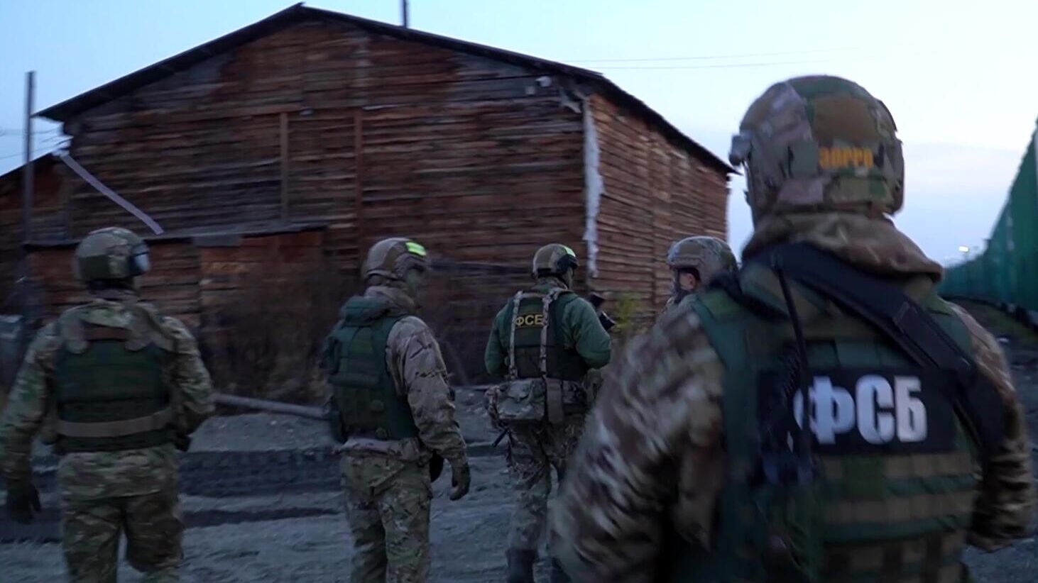 Сотрудники ФСБ РФ во время задержания лиц, причастных к финансированию международной террористической организации Хайат Тахрир аш-Шам - РИА Новости, 1920, 01.12.2021