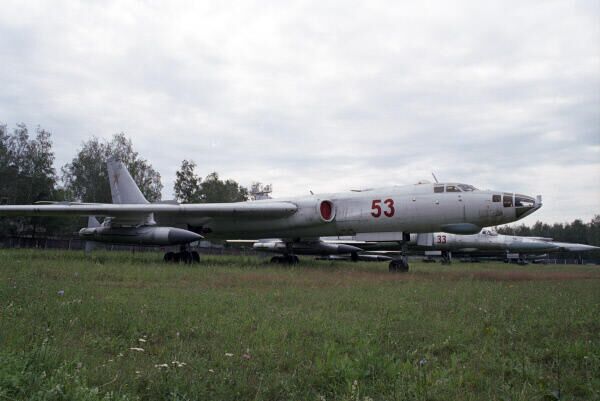 Дальний бомбардировщик Ту-16. Некоторые модификации оснащались управляемыми крылатыми ракетами. Центральный музей Военно-воздушных сил РФ. Виталий Арутюнов / РИА Новости - РИА Новости, 1920, 15.10.2021