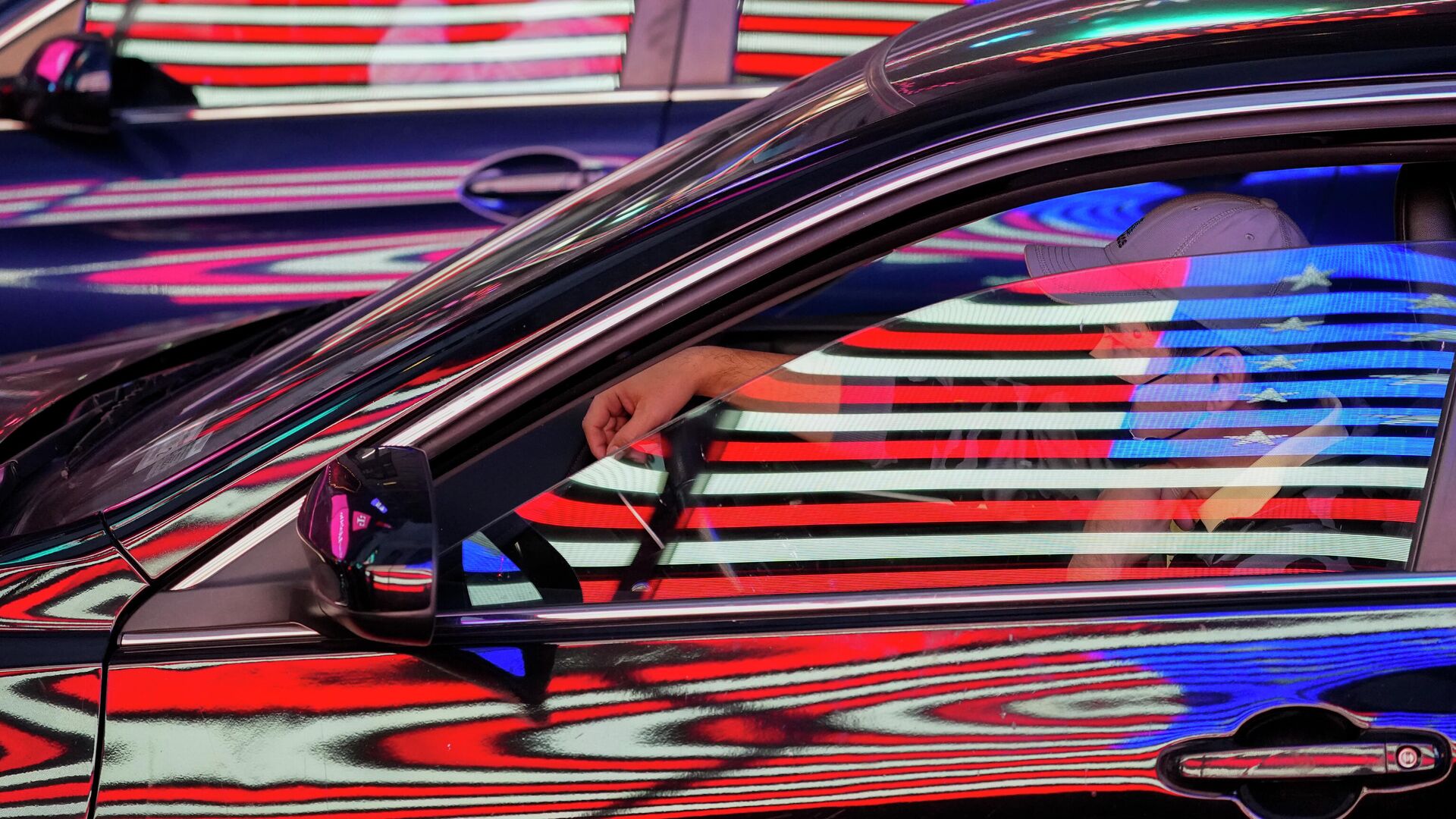 Флаг США отражается на автомобилях на Таймс-сквер в Нью-Йорке - РИА Новости, 1920, 27.06.2022