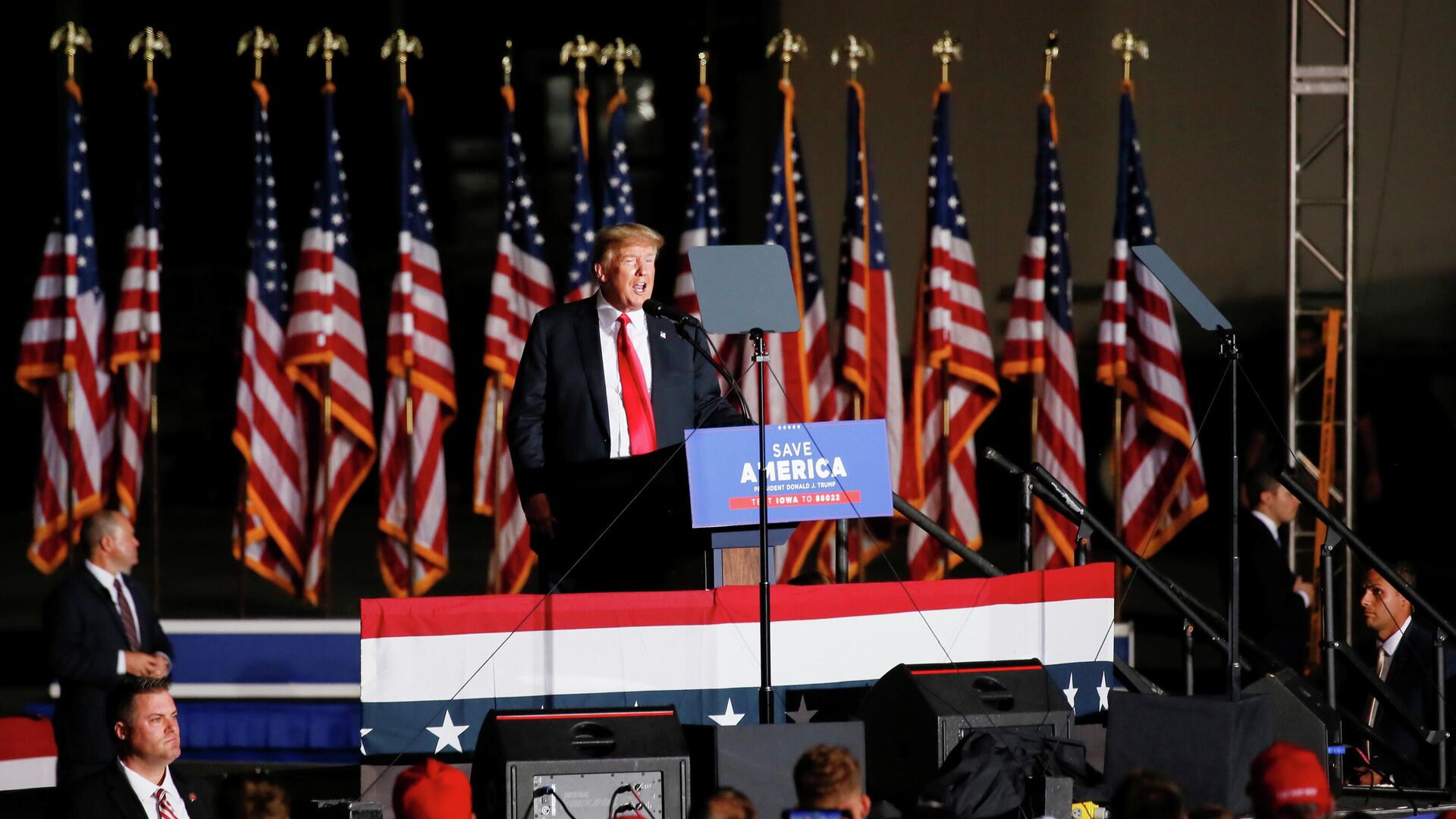 Бывший президент США Дональд Трамп на встрече со своими сторонниками в штате Айова  - РИА Новости, 1920, 17.11.2021