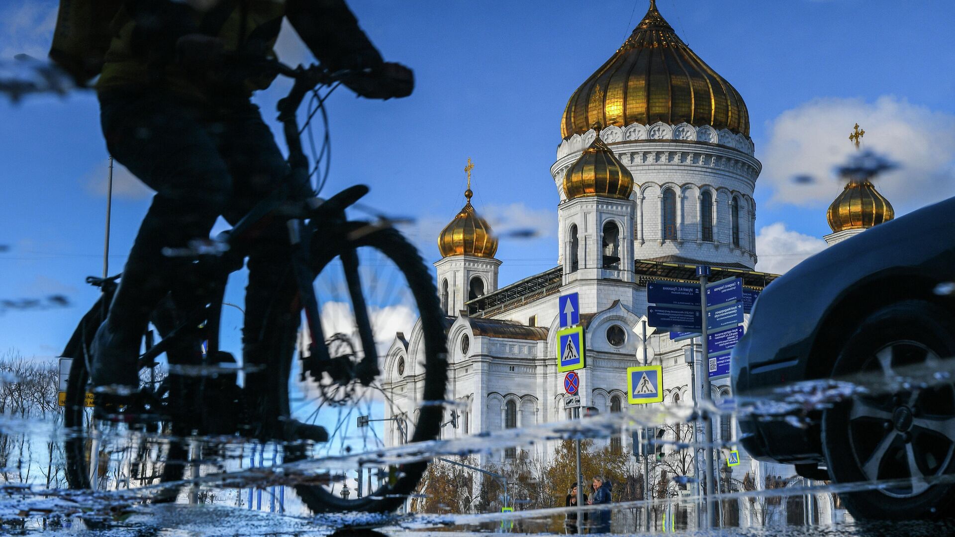 Велосипедист рядом с храмом Христа Спасителя в Москве - РИА Новости, 1920, 27.10.2021