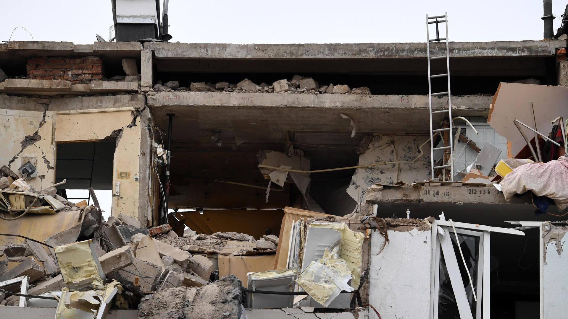 Поврежденный из-за взрыва жилой дом в Набережных Челнах - РИА Новости, 1920, 26.10.2021