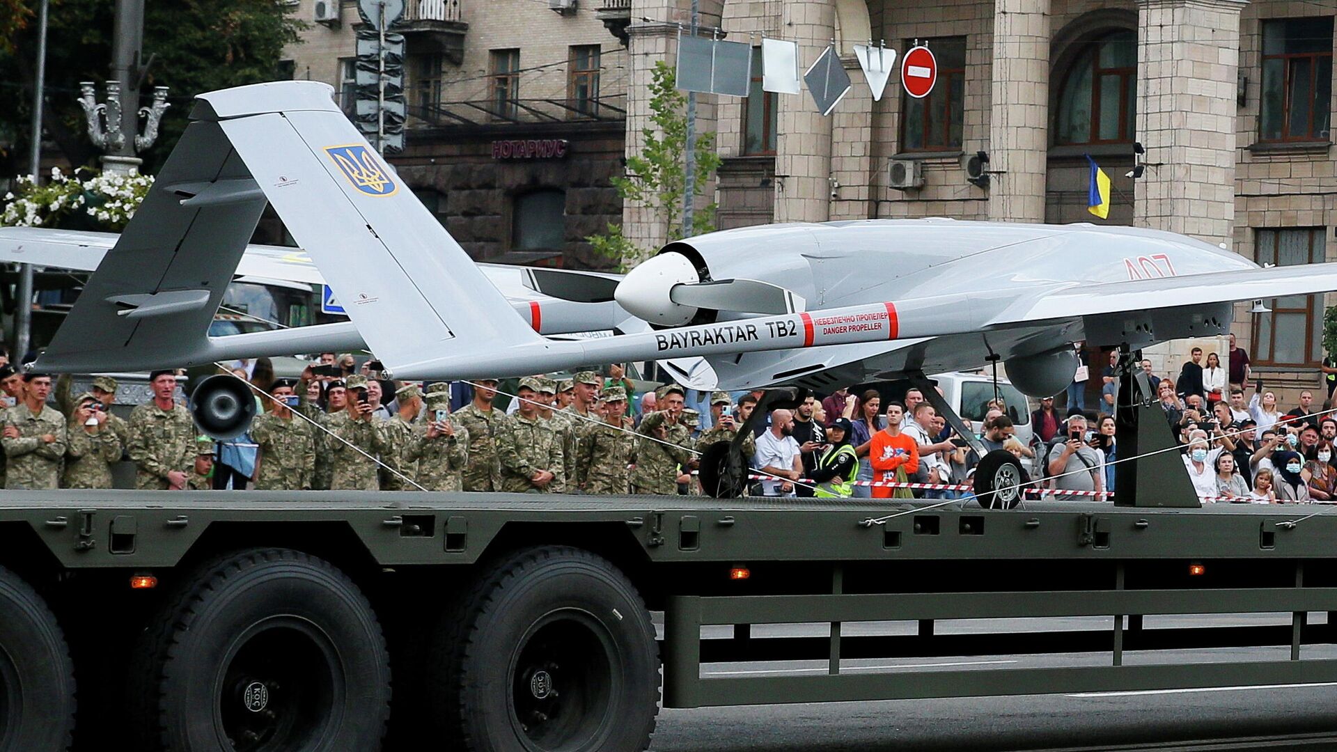 Боевой дрон Bayraktar турецкого производства на военном параде в Киеве - РИА Новости, 1920, 01.11.2021