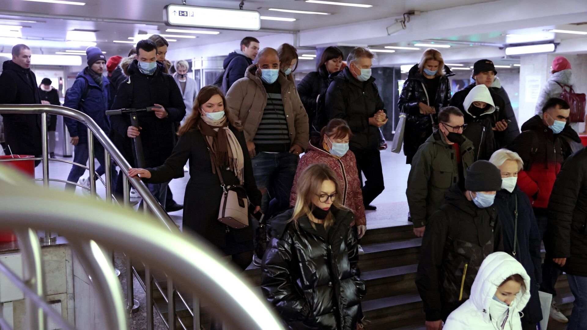 Люди в вестибюле станции метро Бульвар Дмитрия Донского в Москве - РИА Новости, 1920, 28.10.2021