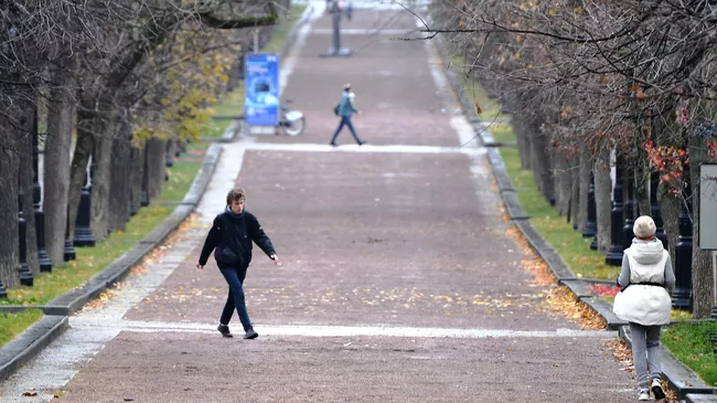 Люди в одном из скверов Москвы