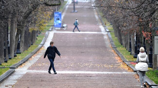 Люди в одном из скверов Москвы