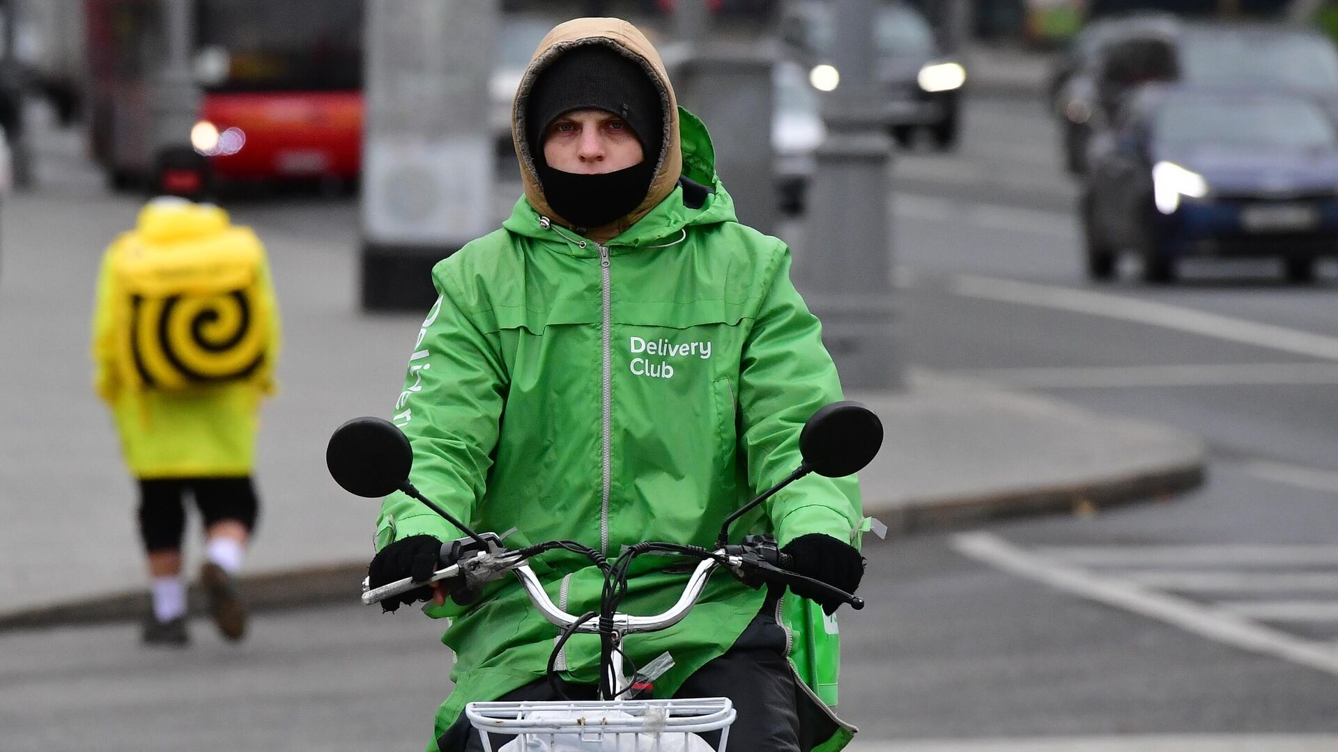 Курьеры службы доставки еды Delivery Club и Яндекс.Еда в Москве - РИА Новости, 1920, 03.12.2024