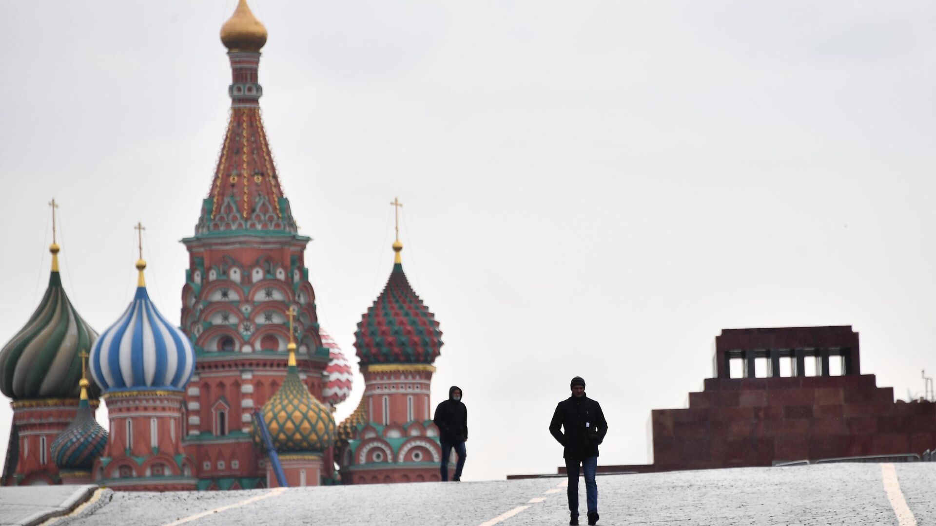 Покровский собор (храм Василия Блаженного) и мавзолей В. И. Ленина на Красной площади в Москве - РИА Новости, 1920, 01.11.2021