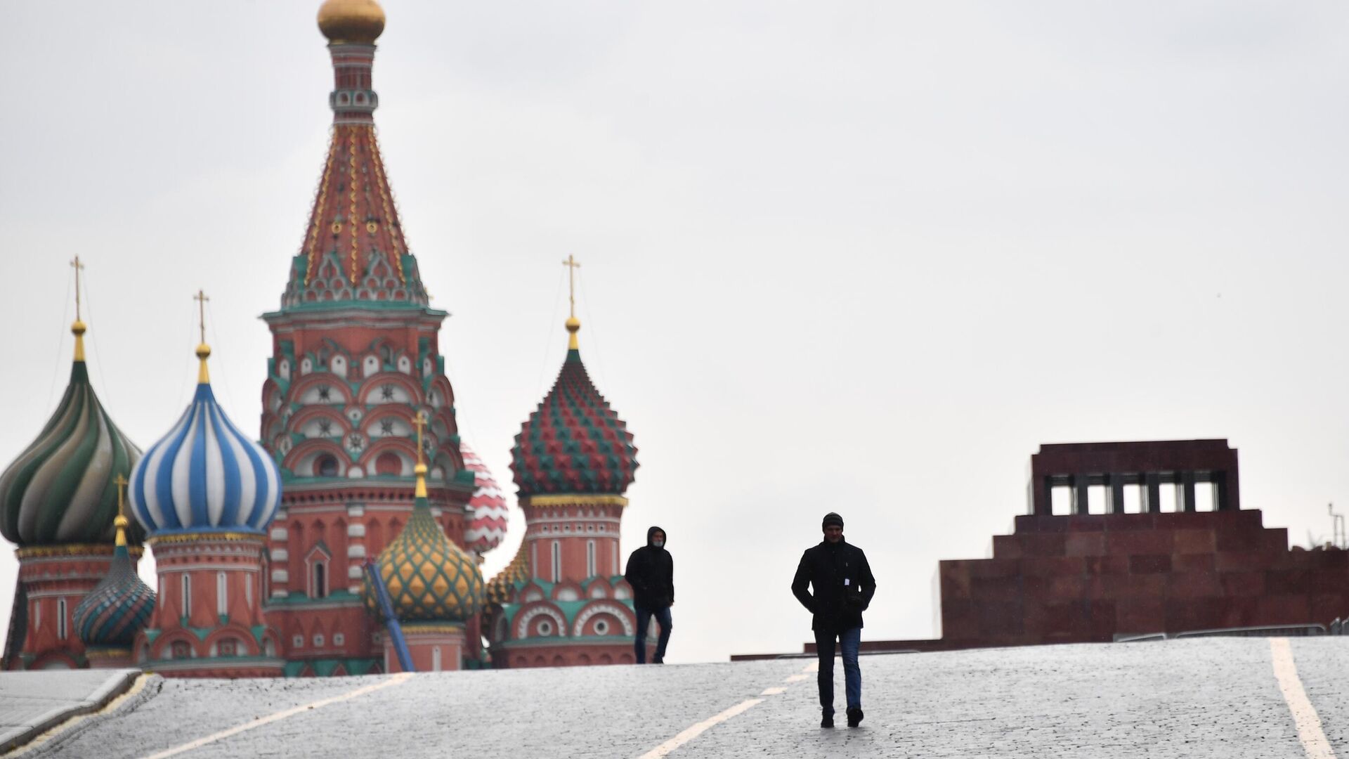 Покровский собор (храм Василия Блаженного) и мавзолей В. И. Ленина на Красной площади в Москве - РИА Новости, 1920, 01.11.2021