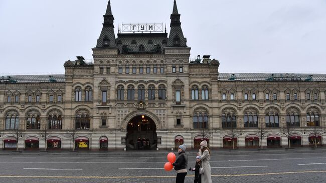 Здание ГУМа на Красной площади в Москве