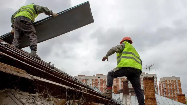 Рабочие во время сноса здания 