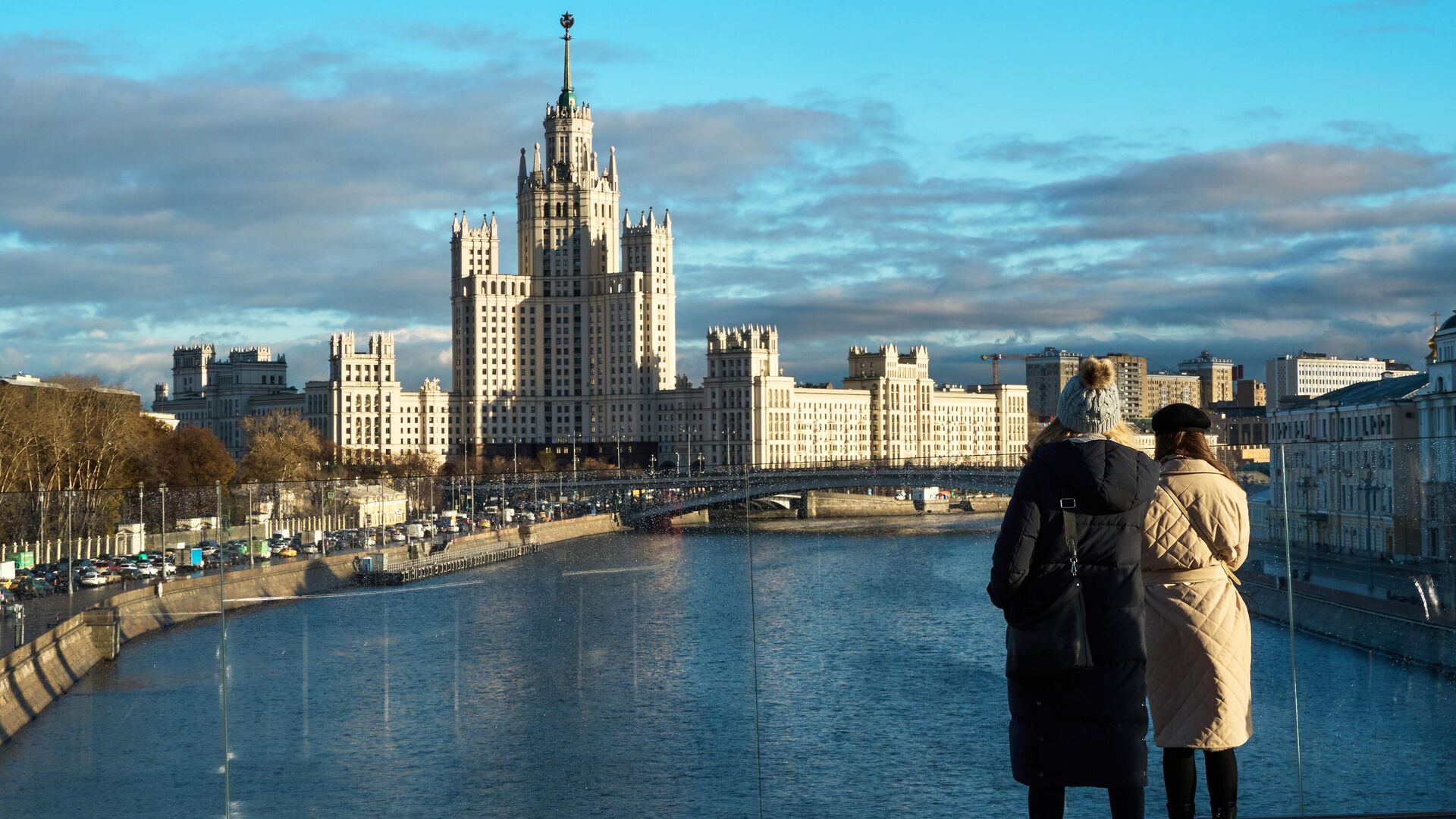 Люди на Парящем мосту в парке Зарядье в Москве - РИА Новости, 1920, 10.01.2022