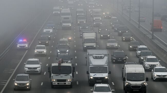 Автомобильное движение во время тумана на МКАДе в Москве