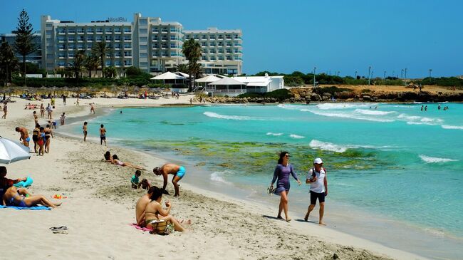 Популярный пляж Nissi Beach в Айя-Напе, Кипр