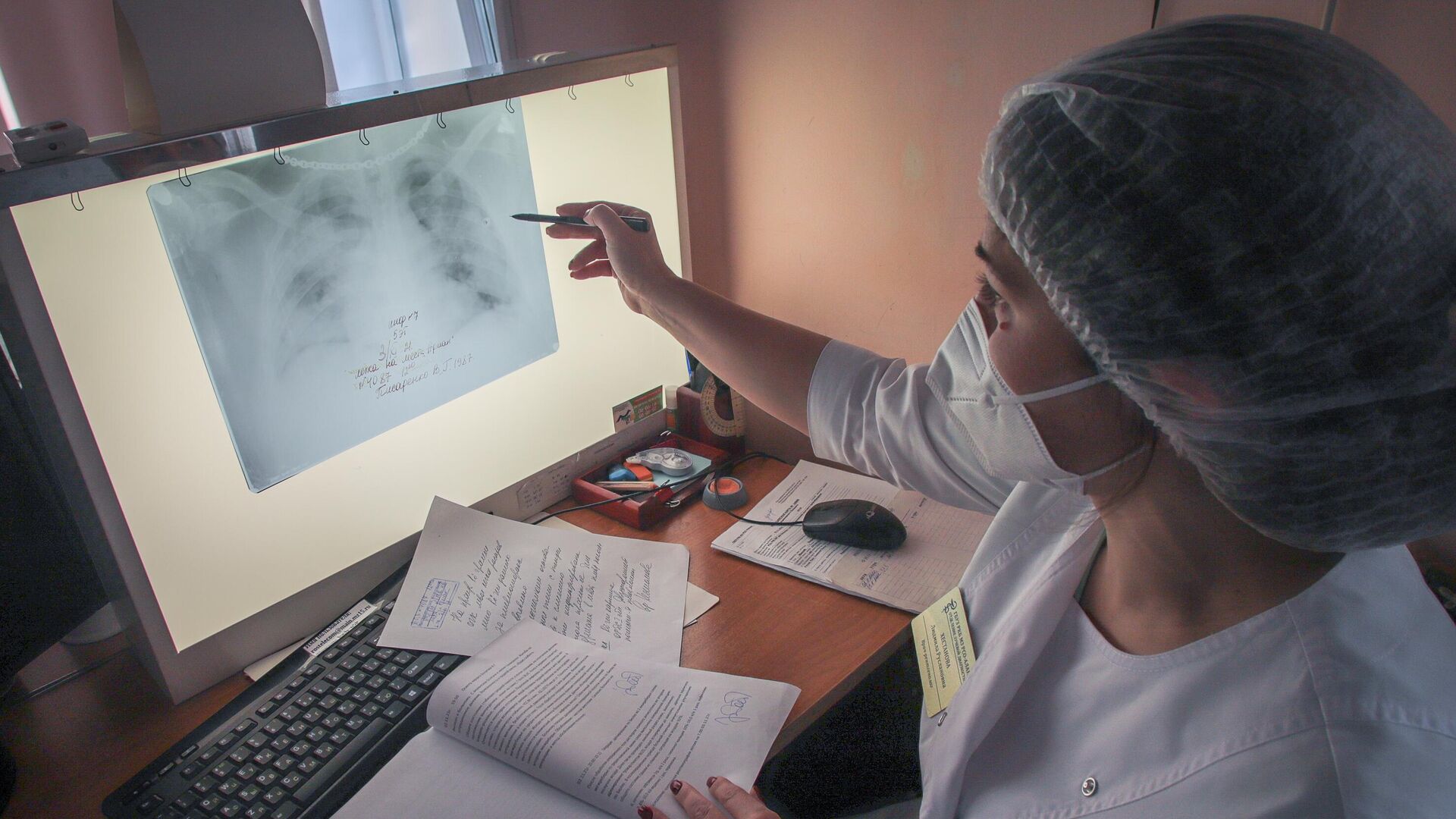 Медицинский работник в COVID-госпитале на базе Северо-Осетинской республиканской клинической больницы во Владикавказе - РИА Новости, 1920, 22.11.2021