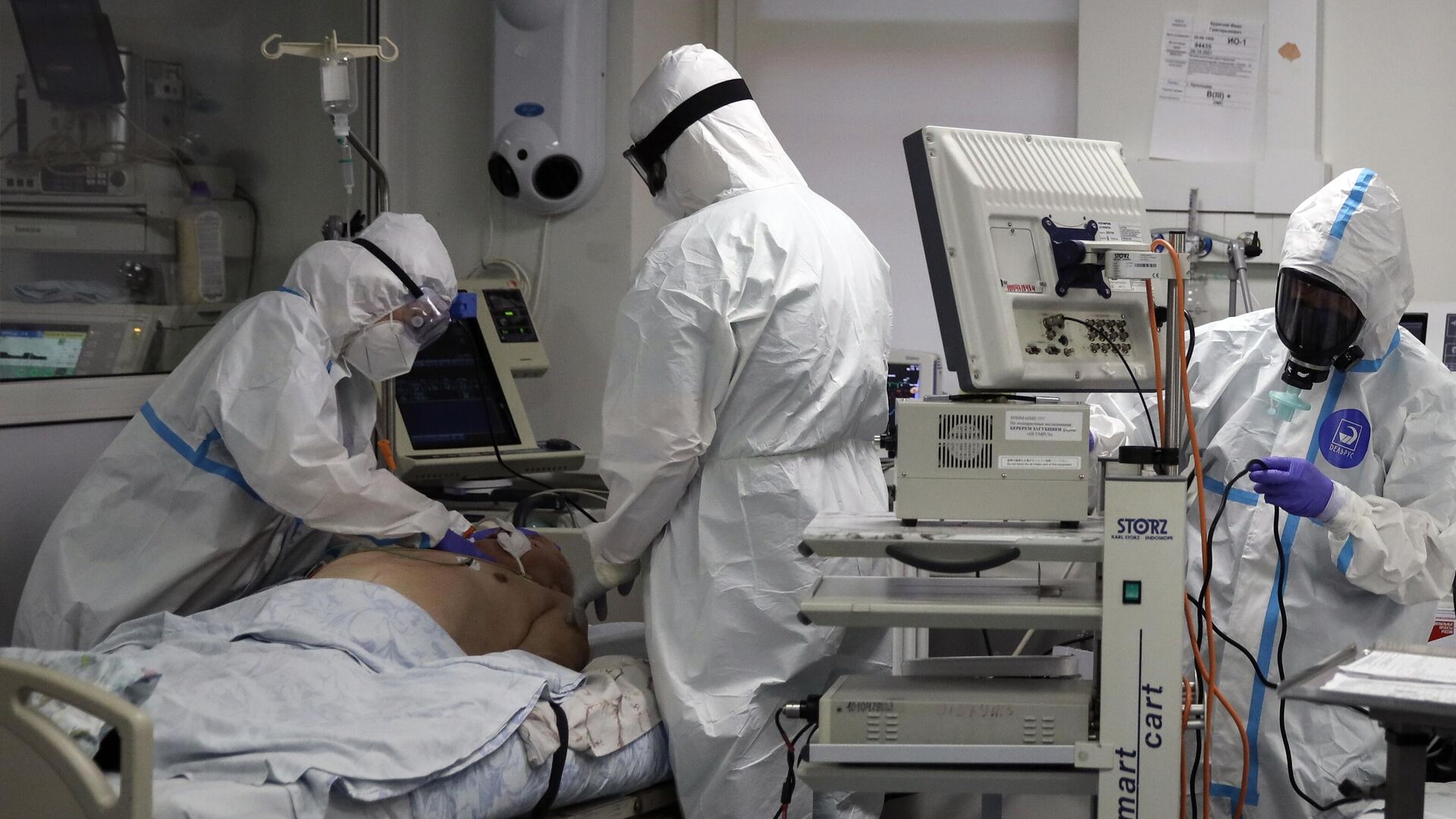 Медицинские работники и пациент в реанимационном отделении COVID-госпиталя Медицинские работники и пациент в реанимационном отделении COVID-госпиталя - РИА Новости, 1920, 05.11.2021