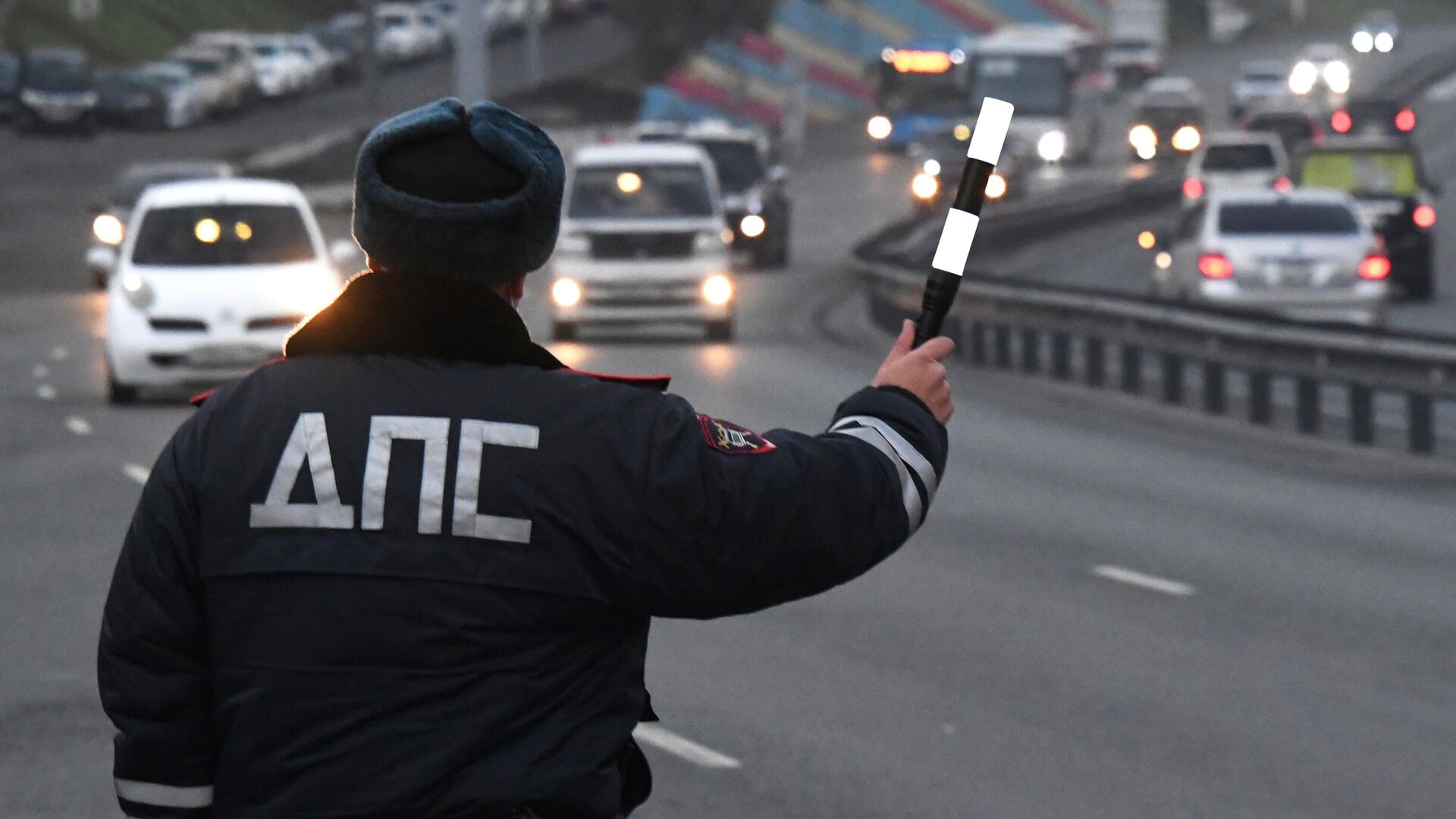 Сотрудник ДПС ГИБДД во время рейда Нетрезвый водитель во Владивостоке - РИА Новости, 1920, 15.02.2022