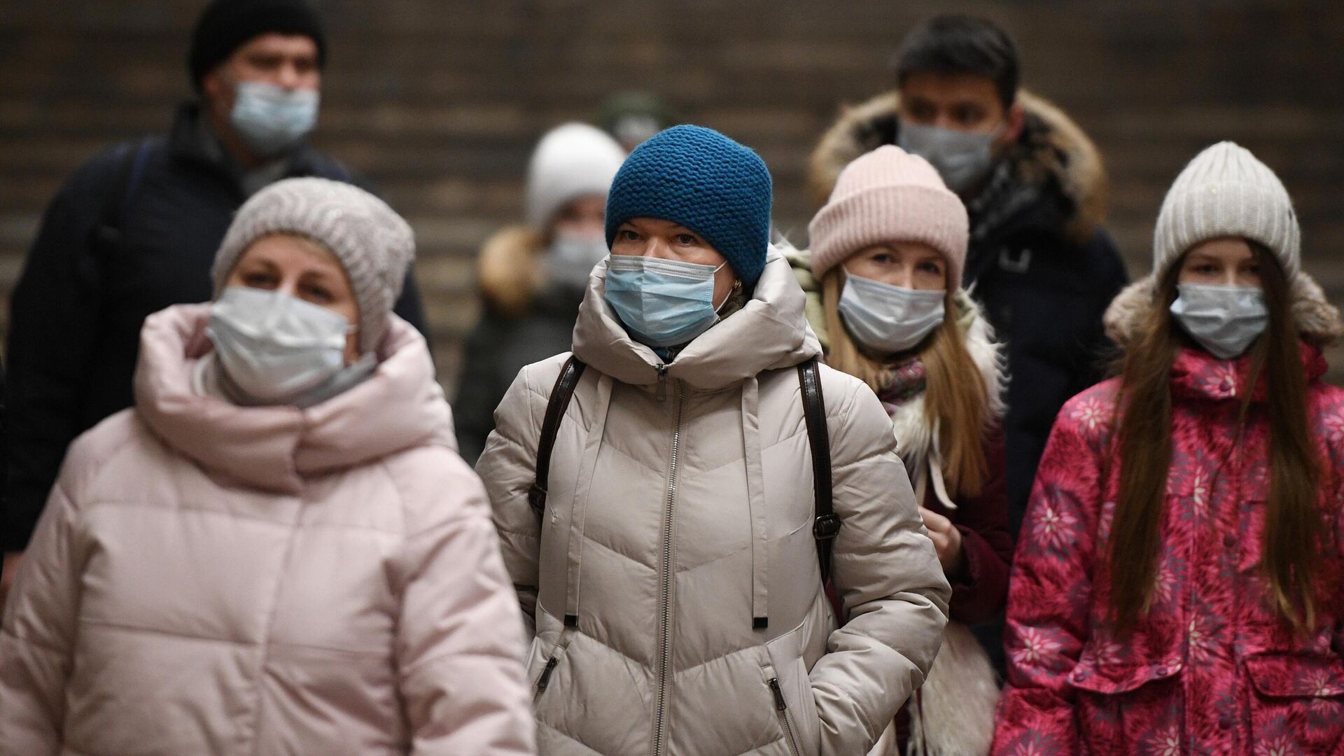 Пассажиры в защитных масках на станции метро Красный проспект в Новосибирске - РИА Новости, 1920, 12.01.2022