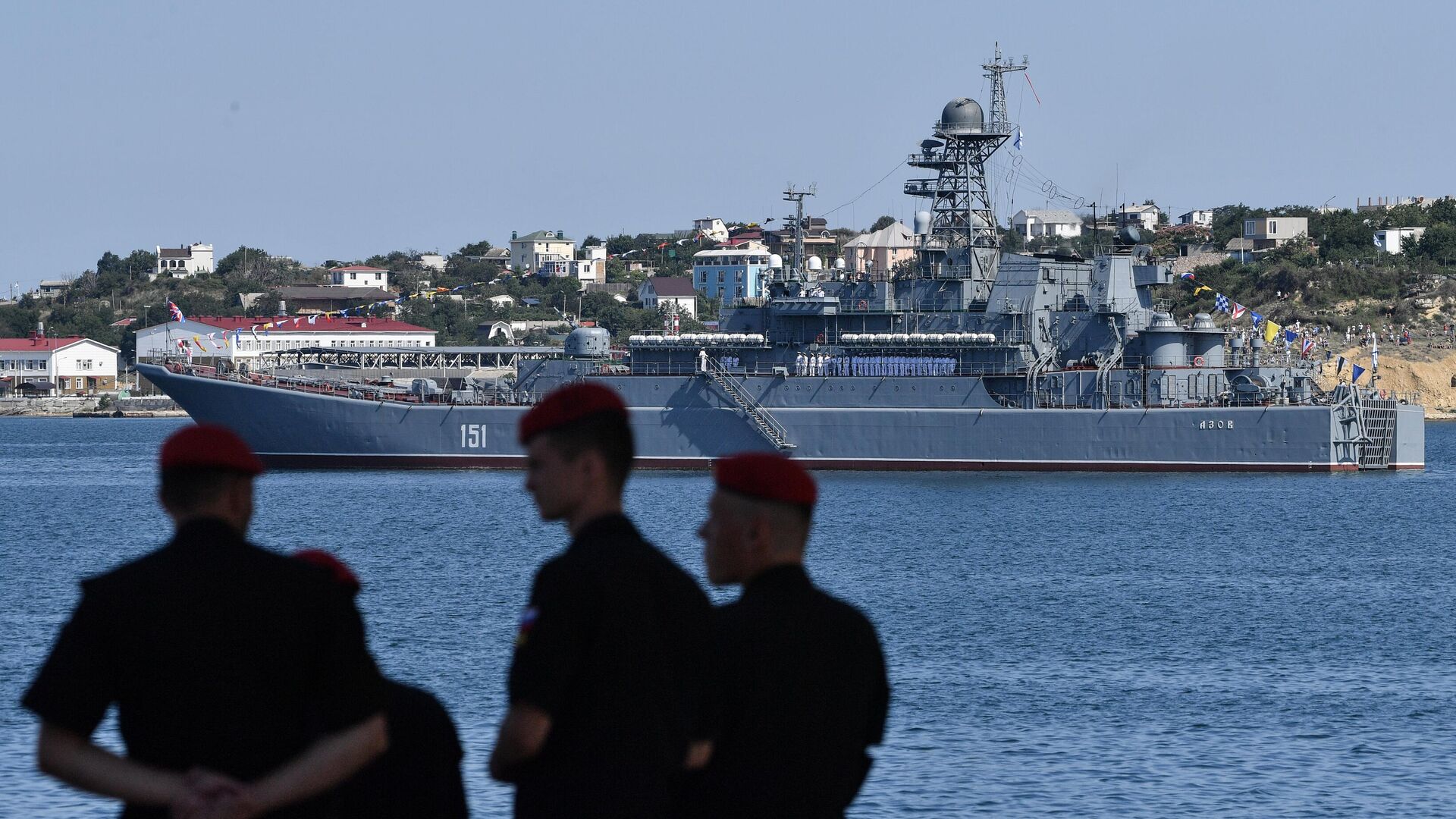 Большой десантный корабль Азов на военно-морском параде в честь Дня ВМФ в Севастополе - РИА Новости, 1920, 31.07.2022