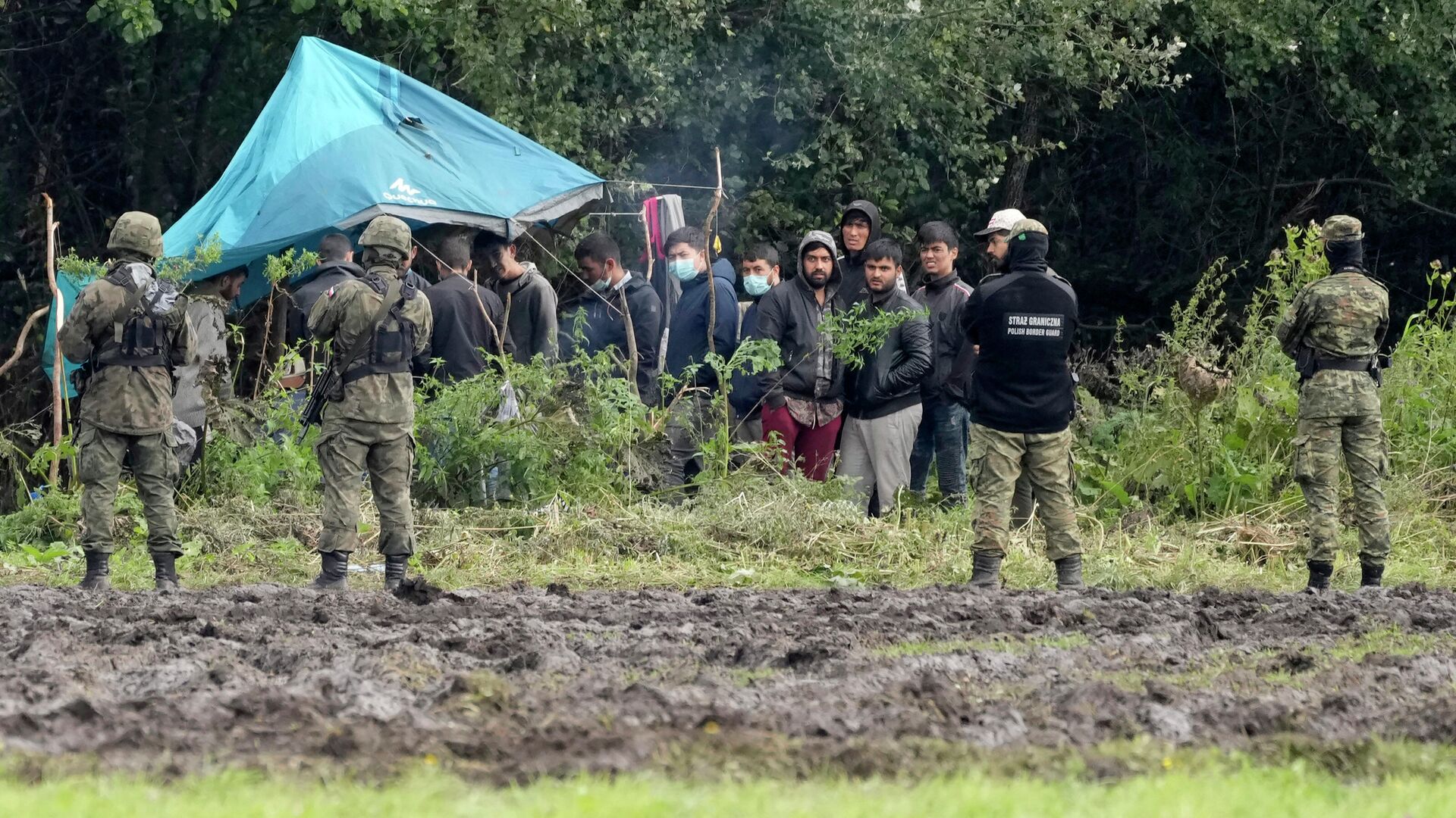 Военнослужащие территориальной обороны Польши блокируют группу беженцев на белорусско-польской границе - РИА Новости, 1920, 08.11.2021