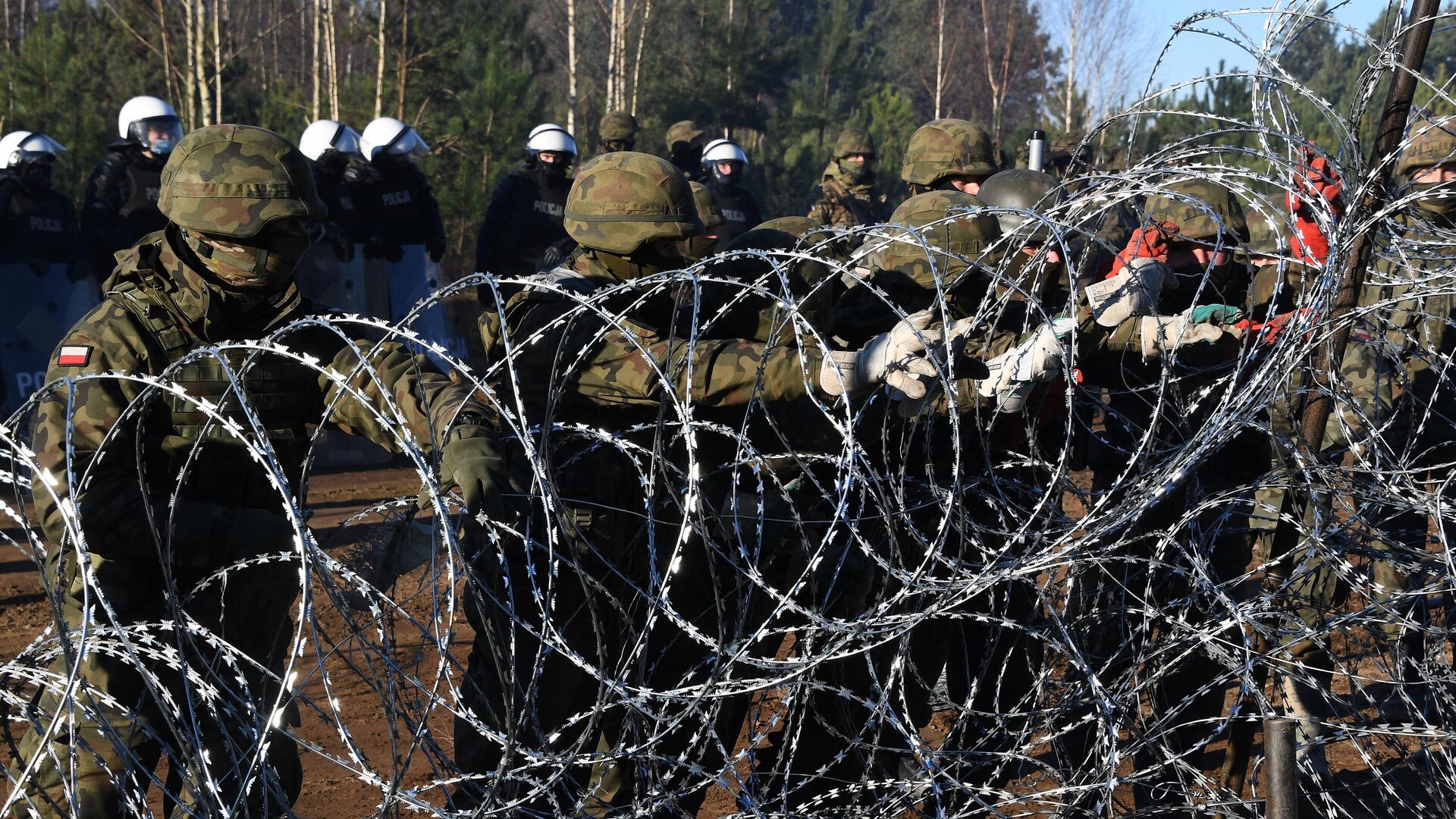 Польские военнослужащие устанавливают забор из колючей проволоки на польско-белорусской границе - РИА Новости, 1920, 30.06.2024