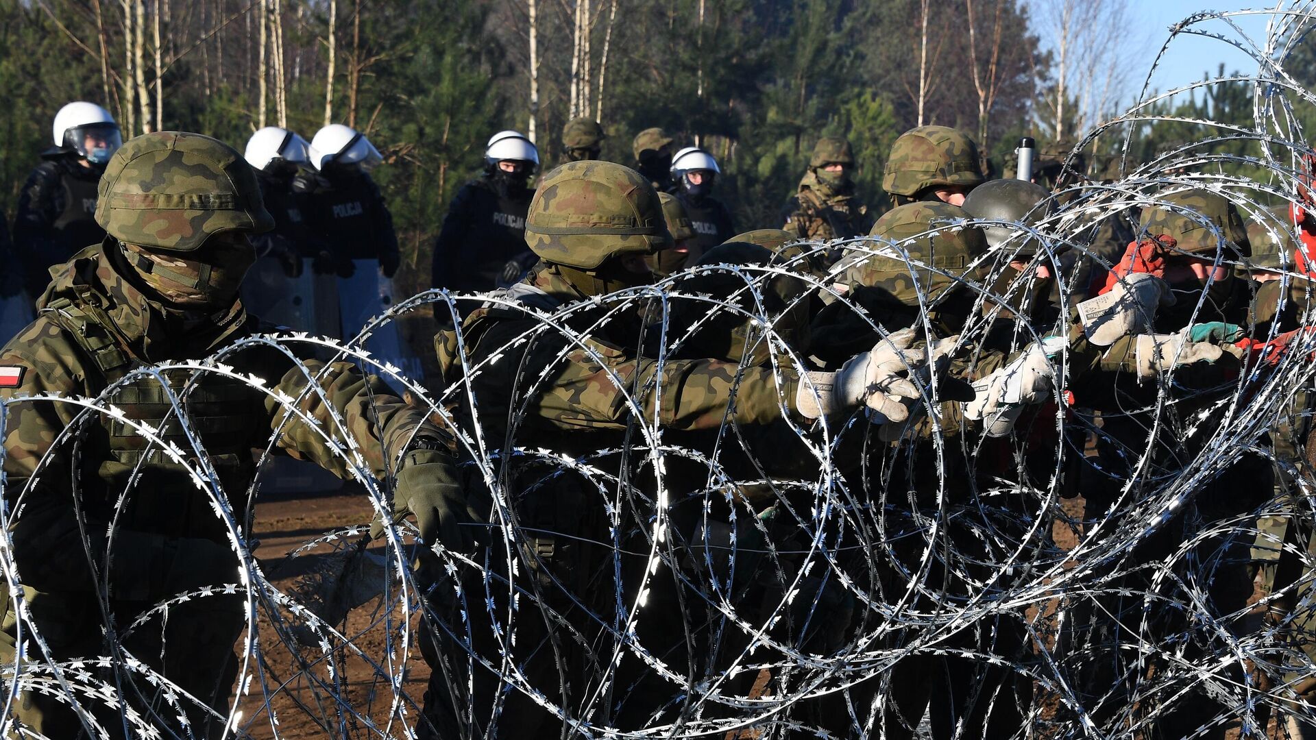 Польские военнослужащие устанавливают забор из колючей проволоки на польско-белорусской границе - РИА Новости, 1920, 30.06.2024