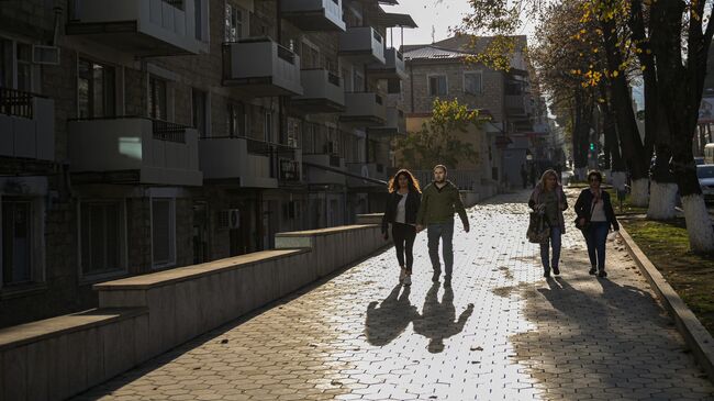 Прохожие на одной из улиц города Степанакерта в Нагорном Карабахе