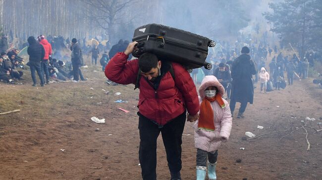 Беженцы в лагере нелегальных мигрантов на белорусско-польской границе