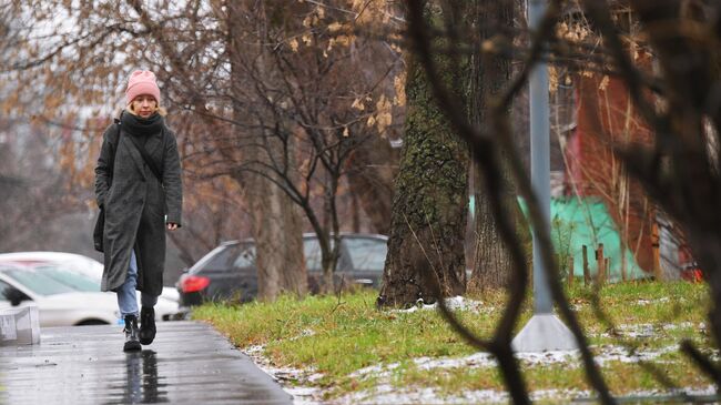 Девушка на одной из улиц в Москве