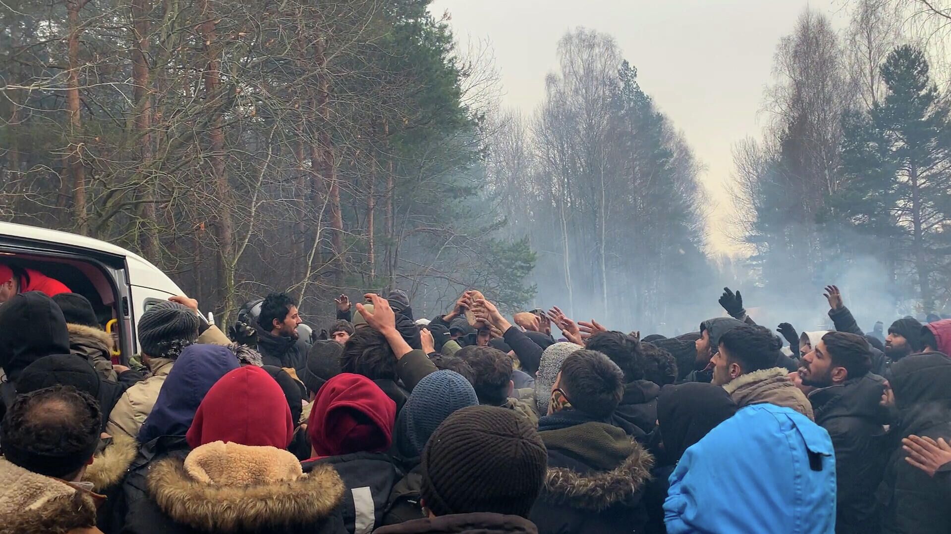 Давка на польско-белорусской границе во время раздачи еды мигрантам - РИА Новости, 1920, 11.11.2021