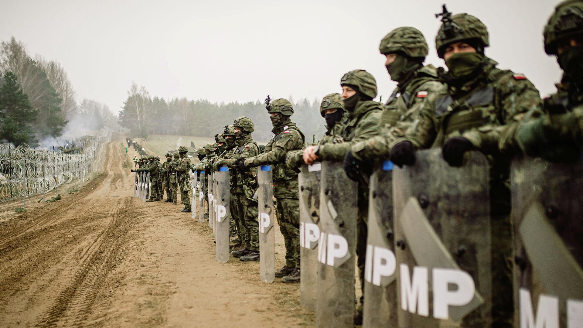 Сотрудники военной полиции Польши на польско-белорусской границе - РИА Новости, 1920, 15.11.2021