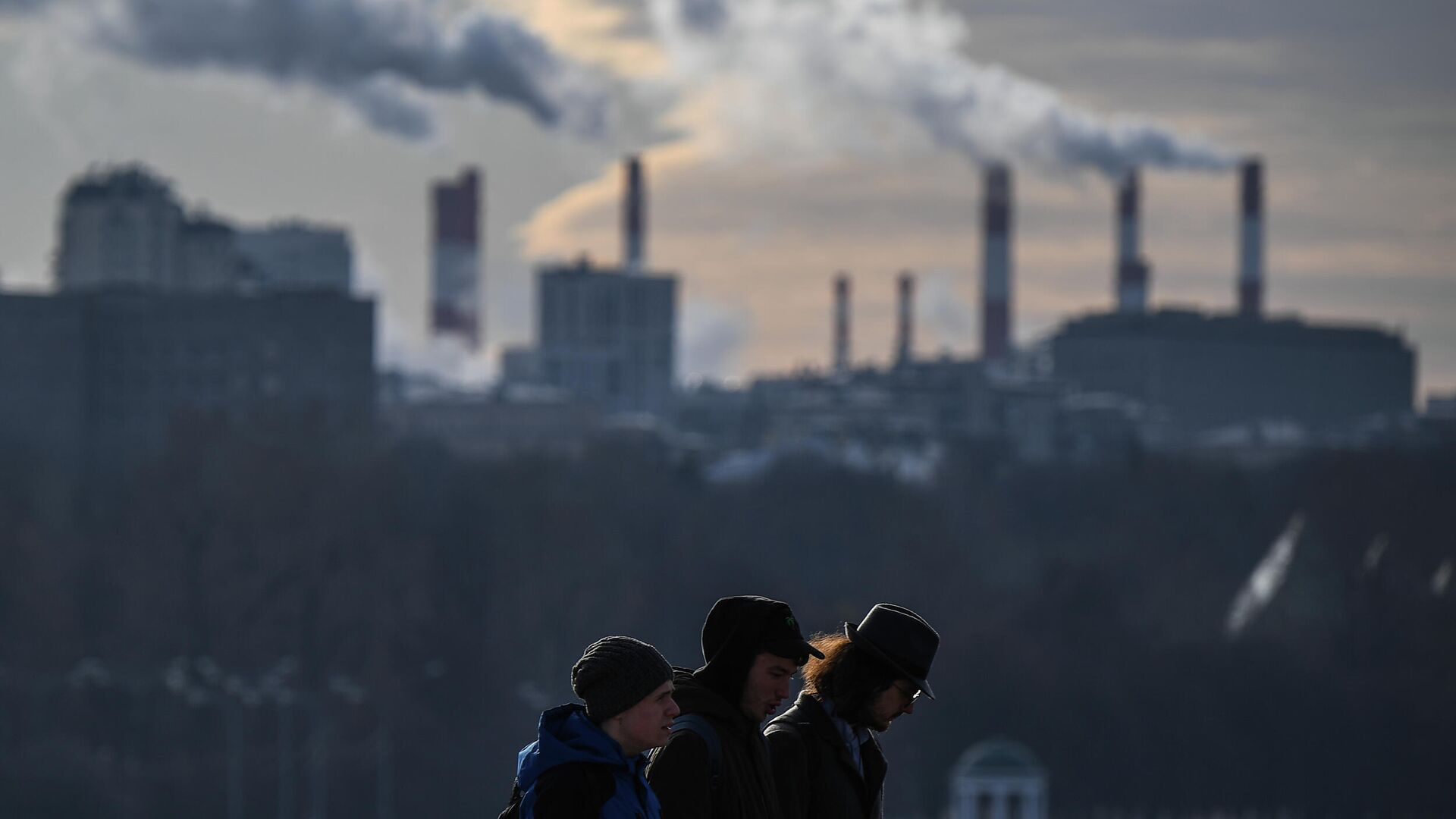 Молодые люди во время прогулки на одной из улиц Москвы - РИА Новости, 1920, 05.08.2025