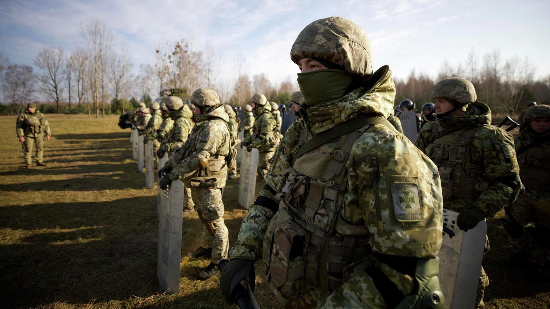 Сотрудники Госпогранслужбы Украины на границе с Белоруссией - РИА Новости, 1920, 14.11.2021