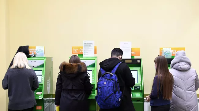 Клиенты у банкоматов в отделении Банк Татарстан Сбербанка России в Казани