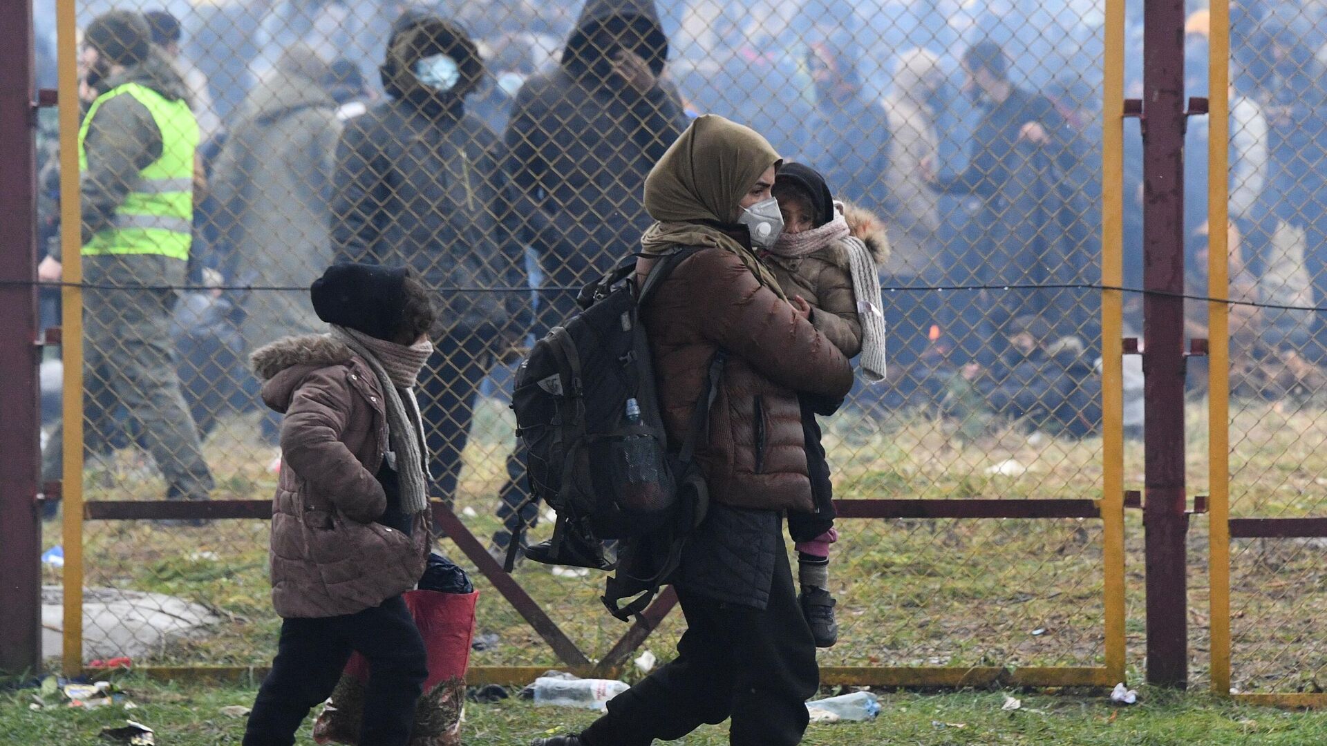 Беженка с детьми у проволочных заграждений на белорусско-польской границе - РИА Новости, 1920, 17.11.2021