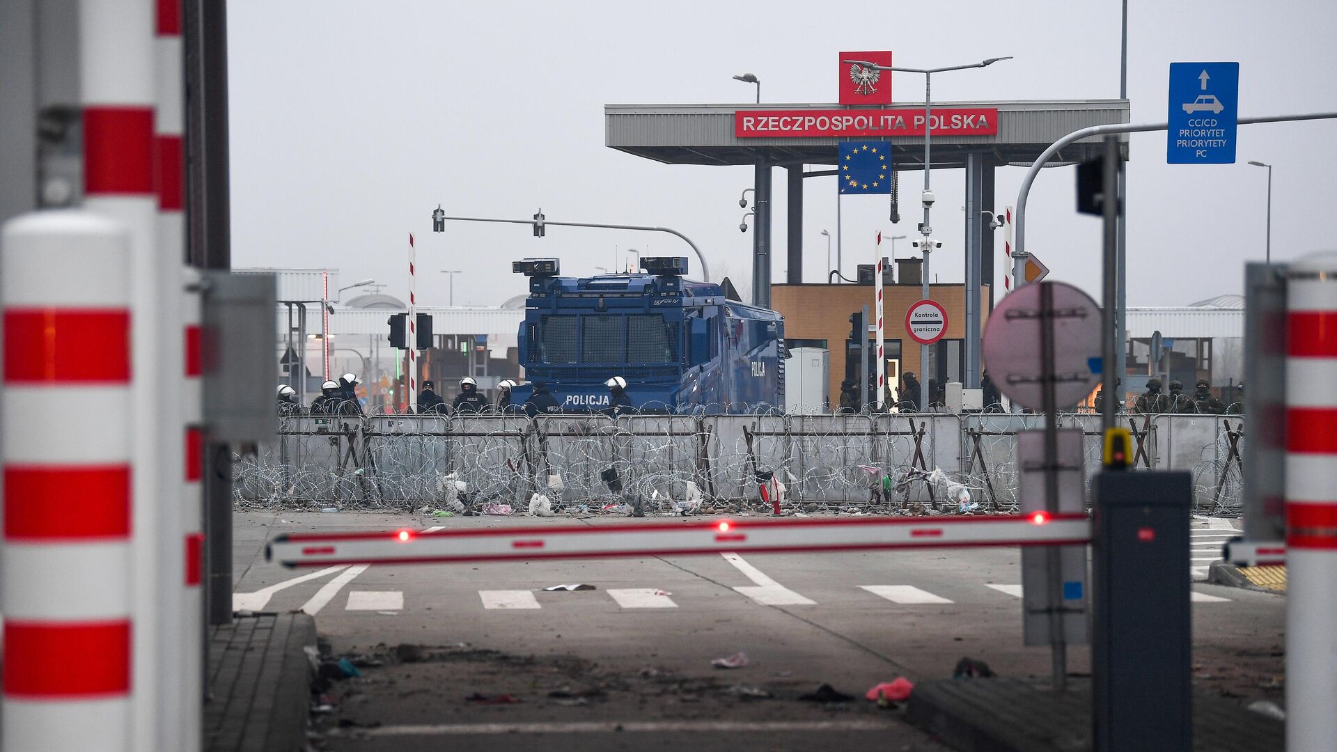 Польские полицейские и военнослужащие на пункте пропуска Кузница-Брузги на польско-белорусской границе - РИА Новости, 1920, 26.09.2025