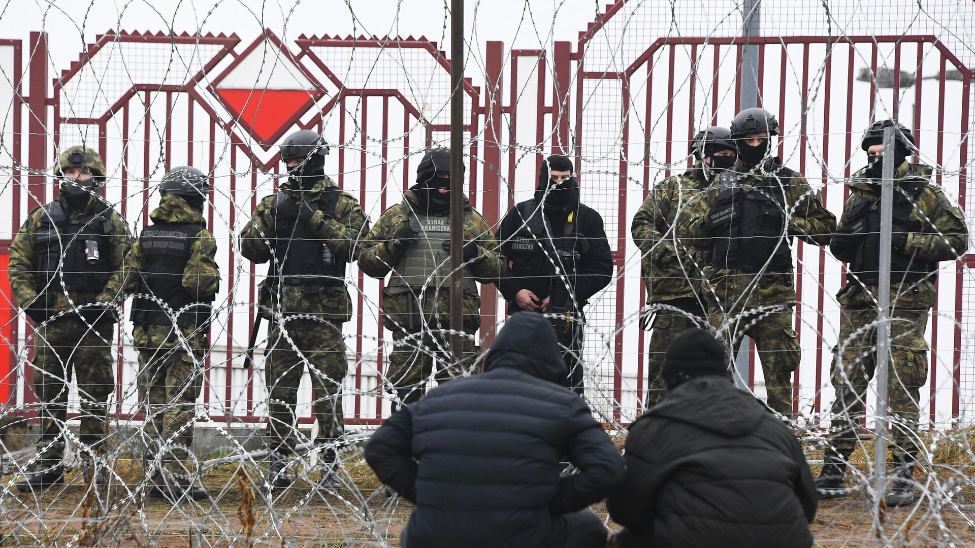 Беженцы с Ближнего Востока и польские военные у лагеря нелегальных мигрантов на белорусско-польской границе - РИА Новости, 1920, 19.11.2021